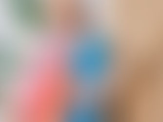 パーソナルカラー診断を受ける40代女性