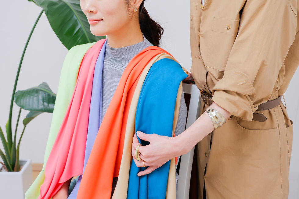 目線の高さから見た40代女性のカラフルな服のディスプレイ