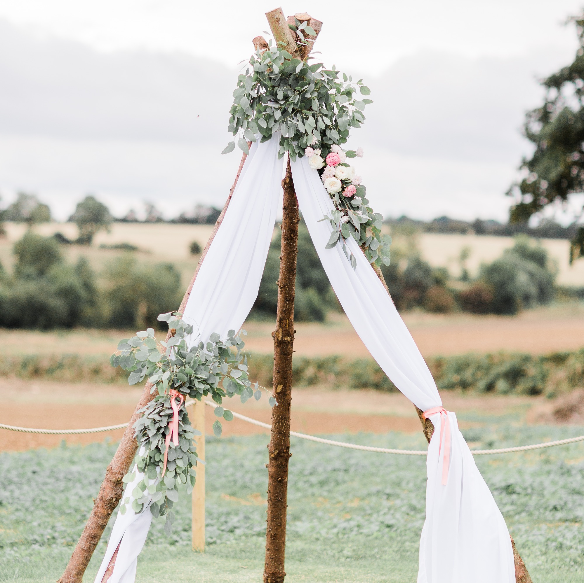 MINI TIPI BACKDROP ARCH