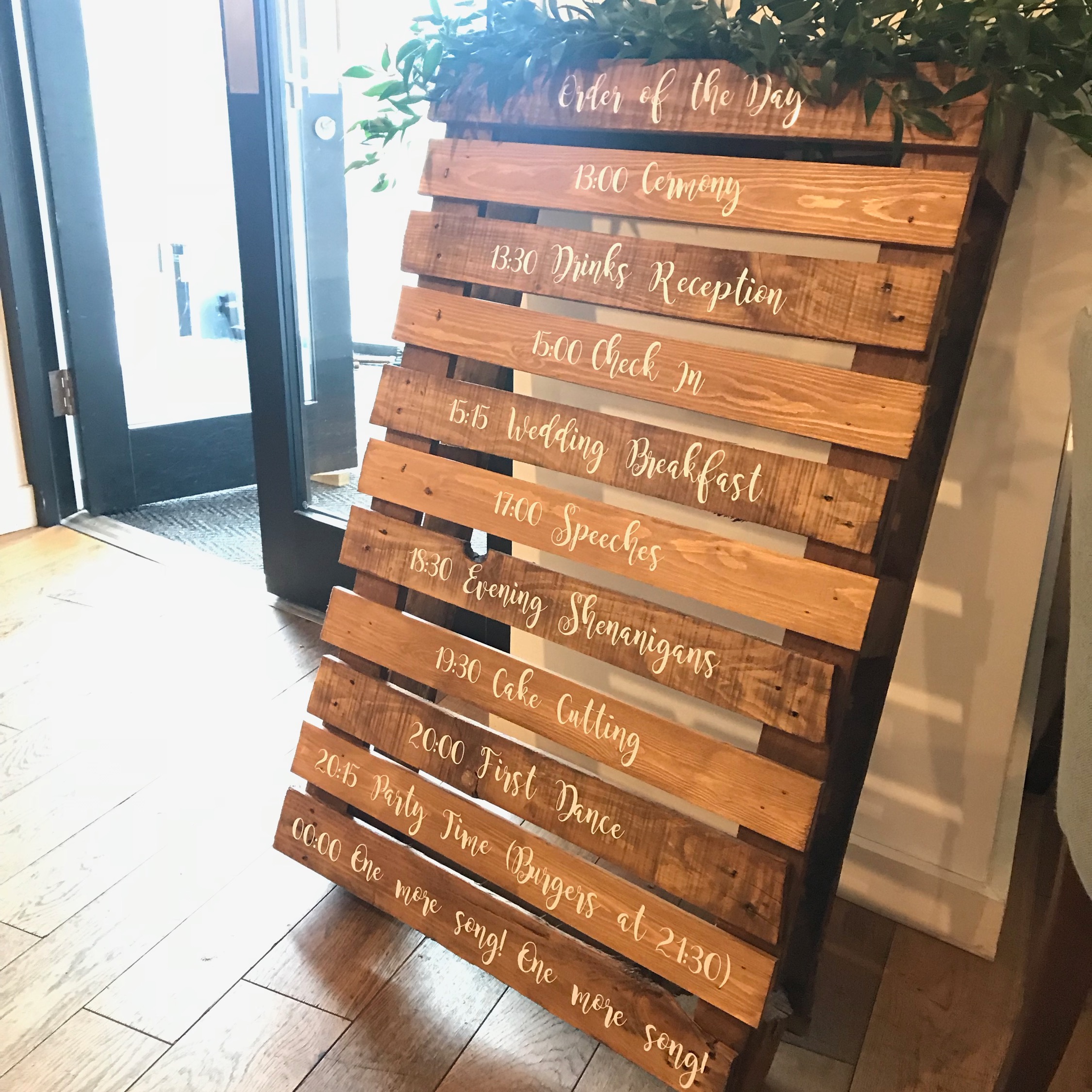 WOODEN PALLET SIGN