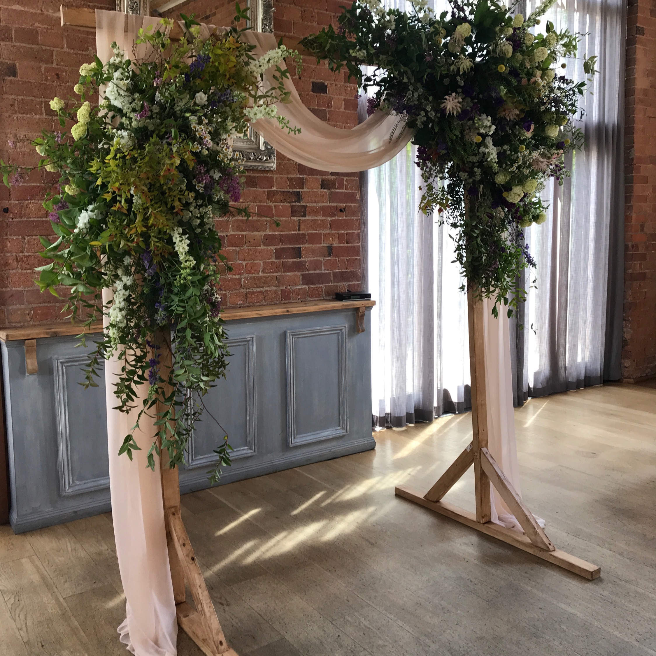 DRAPERY WOODEN ARCHWAY