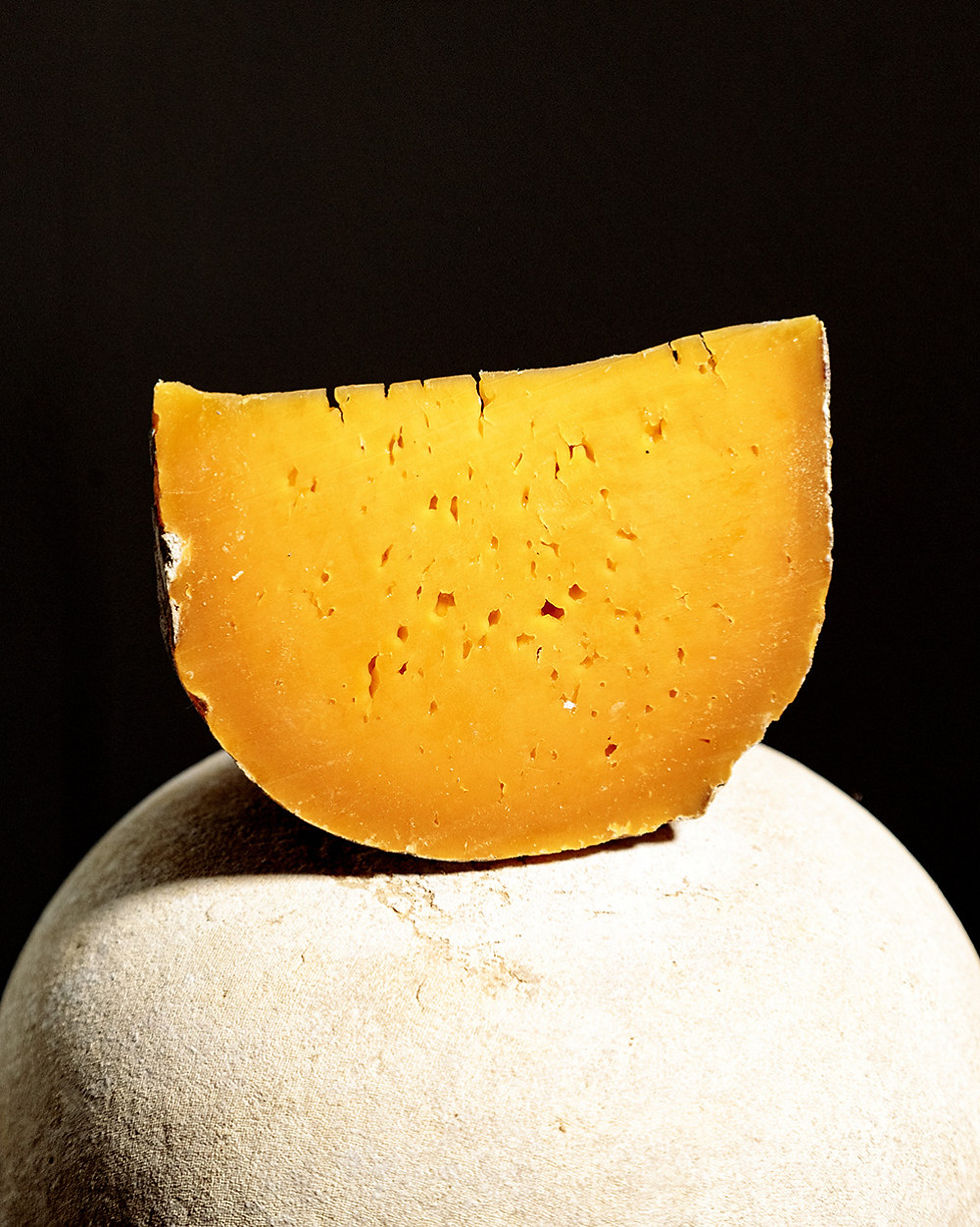 Miniature : mimolette entiere et une part qui forme un jolie croissant de lune