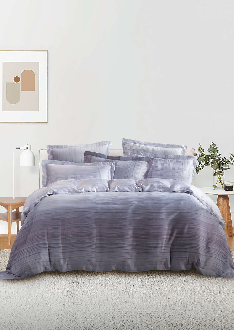Hooga purple bed in a minimalistic room with brown graphic in a picture frame at the side of the bed