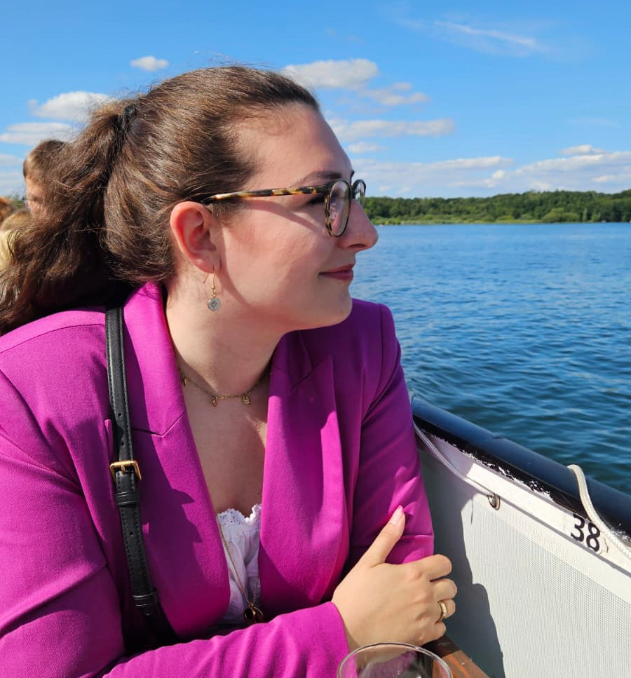 Angela Molleker auf einem Boot, Blick in die Ferne