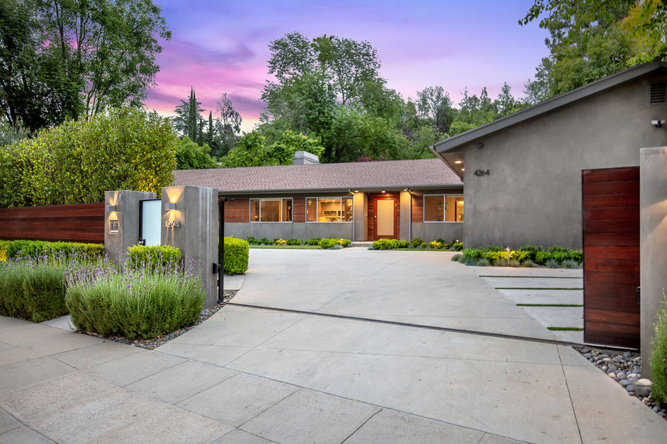 4264 Hayvenhurst Ave sold by Los Angeles Real Estate Agent David Ferrugio in Encino. 