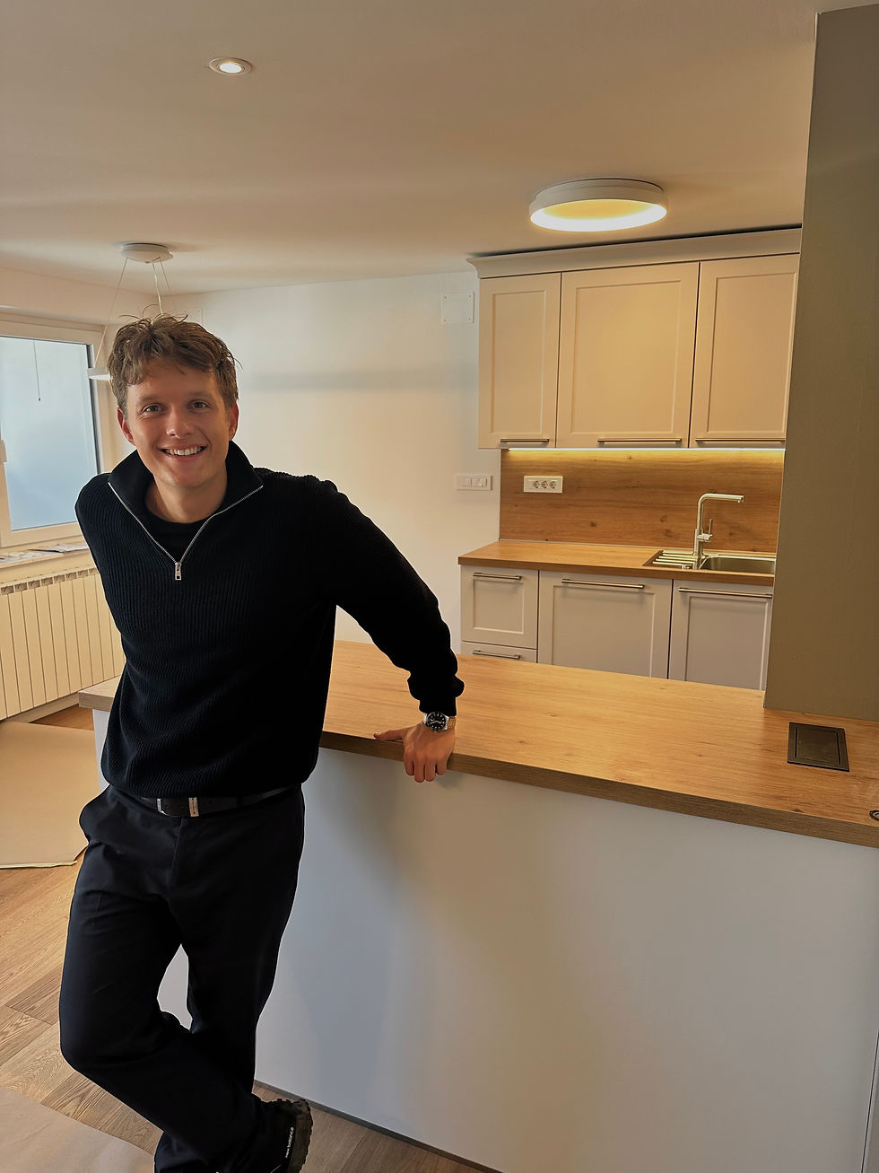 Slika pred prenovljeno kuhinjo v prenovljenem stanovanju