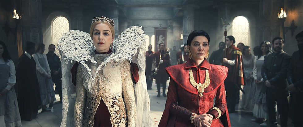 Morgase Trakand et Elaida a'Roihan dans une scène de la série La Roue du Temps