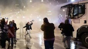 الشرطة تستحدث استخدام آلات رش المياه في المظاهرات باضافة رذاذا الفلفل الى الماء!