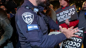 أفراد الشرطة يمزقون لافتات مناهضة للحرب على غزة في المظاهرات