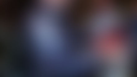 مصادرة اللافتات المناهضة للحرب من قبل الشرطة في المظاهرات