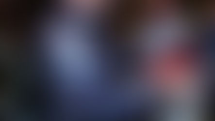 أفراد الشرطة يمزقون لافتات مناهضة للحرب على غزة في المظاهرات