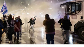 ادخال رذاذ الفلفل كأداة لتفريق المظاهرات