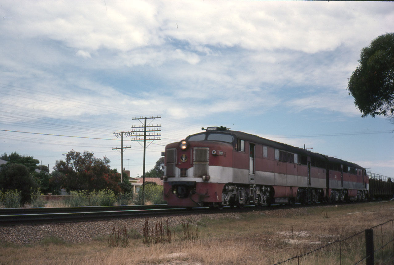 907, 903 - Goods - Dudley Park - Peterborough Up - 4th January 1977