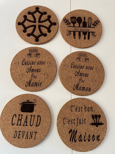 Dessous De Plat En Liège Naturel 'Les Bons Petits Plats De Mamie' - Rond Gravé Avec Motifs Floraux Et Bon Appétit, Cadeau Cuisine Personnalisé