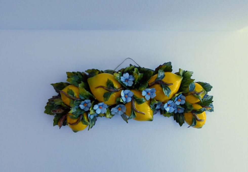 Bogen aus Zitronen und Blumen