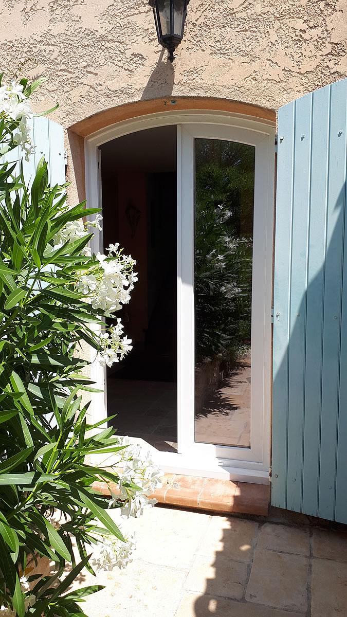 Porte_fenêtre_PVC_cintrée_vue_exterieure
