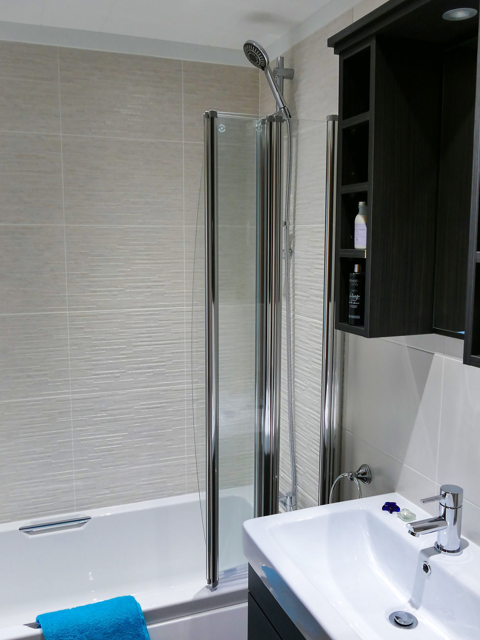 Wessex Classic Bespoke Luxury Lodge master bedroom ensuite bathroom and shower