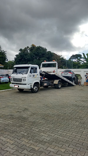 Resgate de um Veículo SUV Automático que Rompeu um Muro no Qual Ficou Pendurado.