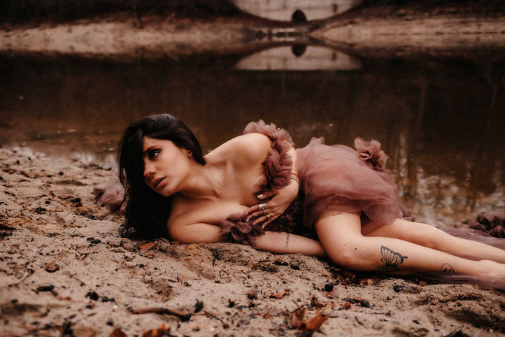 Soulframe-Portrait am See – mystische Tiefe, Weiblichkeit und künstlerische Transformation.