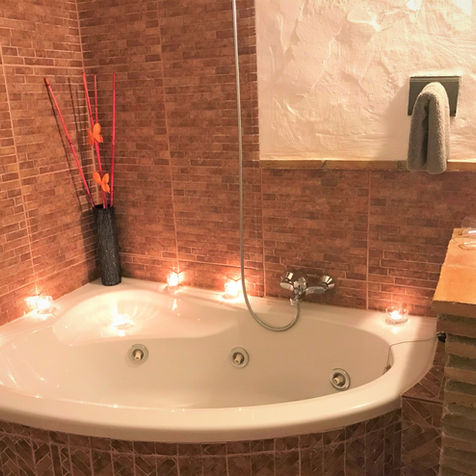 Spa bath in the Romantic cave