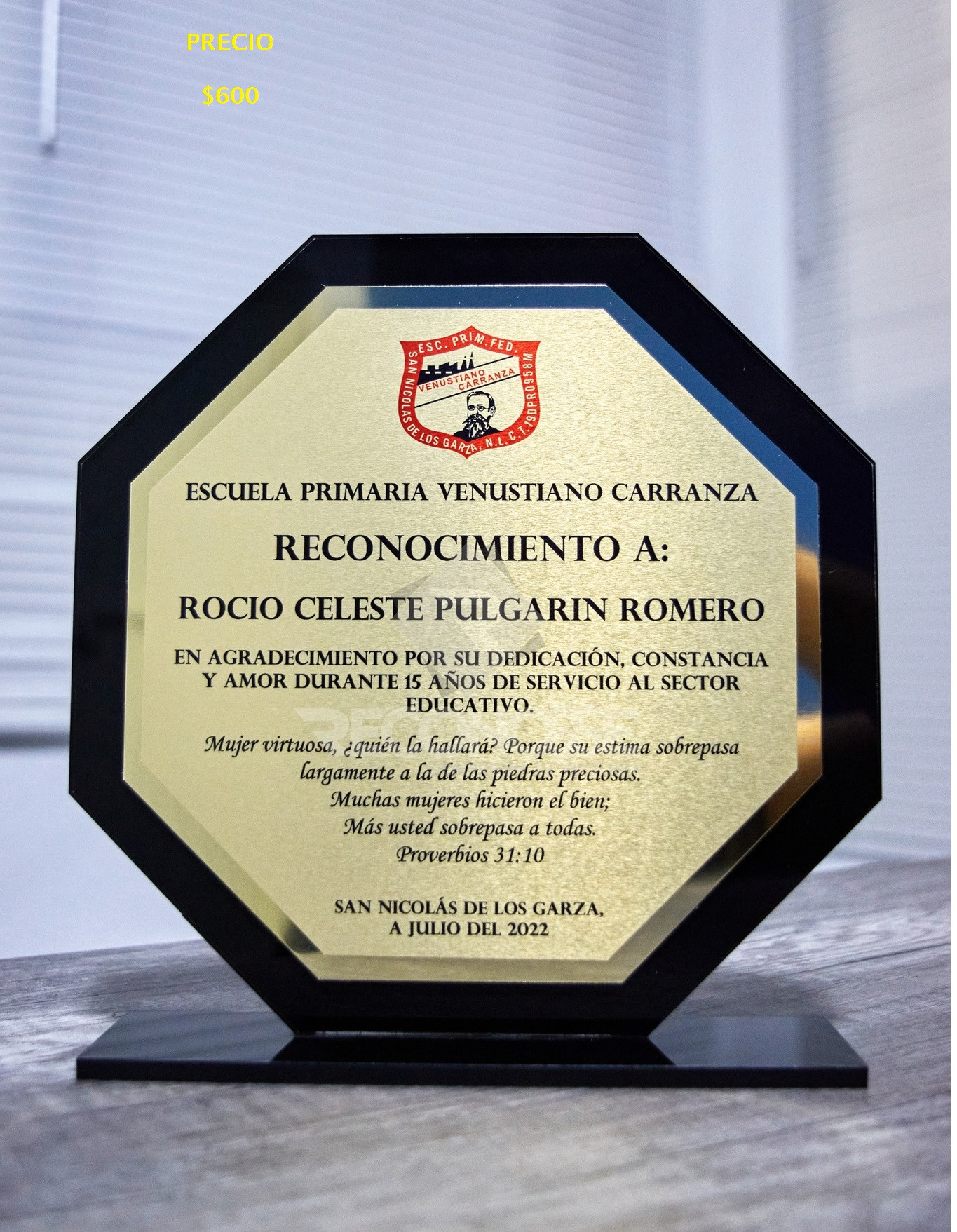 RECONOCIMIENTO EN ACRILICO NEGRO CON ALUMINIO DORADO SUBLIMADO