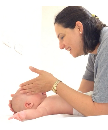 Ma'ayan Riwkes Spectorman untersucht ein Baby