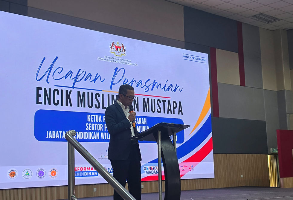 Mr. Muslim Bin Mustapa delivering his opening remarks on the second day of the 1 Murid 1 Sukan – Sukan Tarian (Fasa 2).
