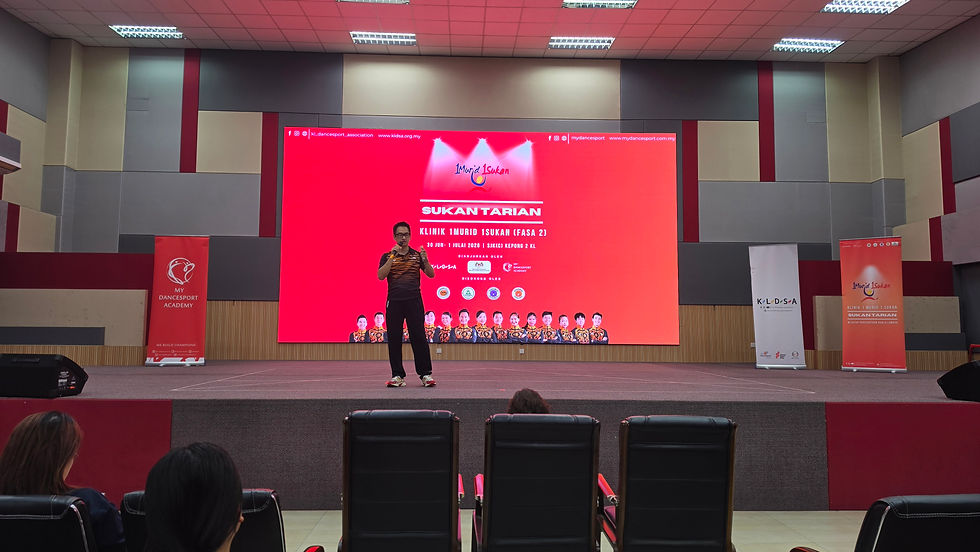 Mr. Chua Zjen Fong delivering his opening remarks on the first day of the 1 Murid 1 Sukan – Sukan Tarian (Fasa 2).
