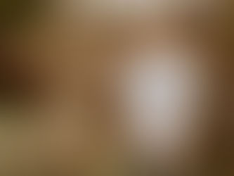 Alexander Gleinser, Coach für Persönlichkeitsentwicklung, mit Notizbuch, im Feld