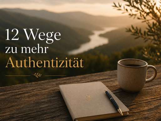 Minimalistisches Bild zum Thema Authentizität: „12 Wege zu mehr Authentizität“ vor ruhiger Landschaft bei Sonnenuntergang mit Notizbuch und Tasse, Symbol für innere Klarheit und Selbstreflexion.