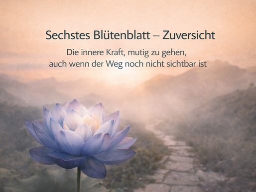 Symbolisches Bild zum Blogbeitrag "Sechstes Blütenblatt – Zuversicht": Eine blau-violette Lotusblume in voller Blüte im Vordergrund, dahinter ein nebliger Weg durch eine bergige Landschaft im warmen Morgenlicht. Das Motiv steht für innere Stärke, Hoffnung, Vertrauen und den Mut, den eigenen Weg zu gehen – auch wenn das Ziel noch nicht sichtbar ist.