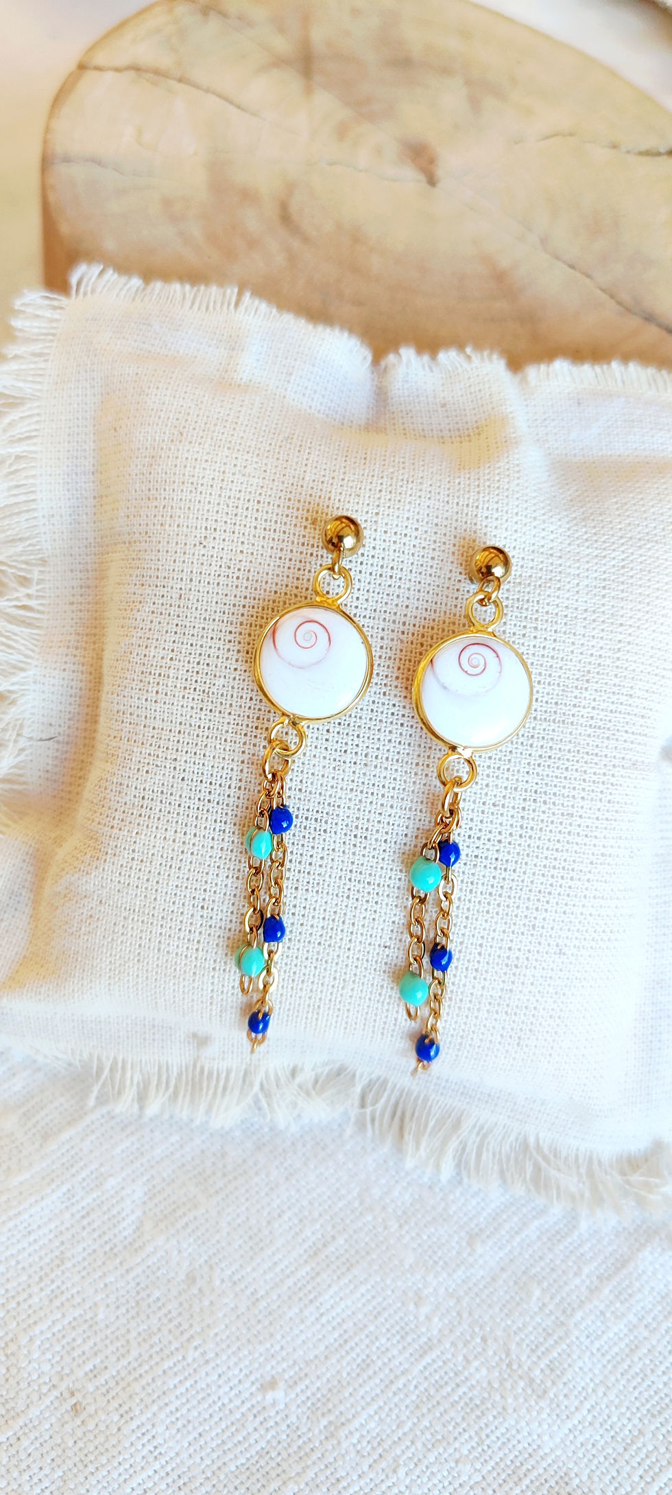 Miniature : Boucles d'oreilles Œil de Ste Lucie dorées.