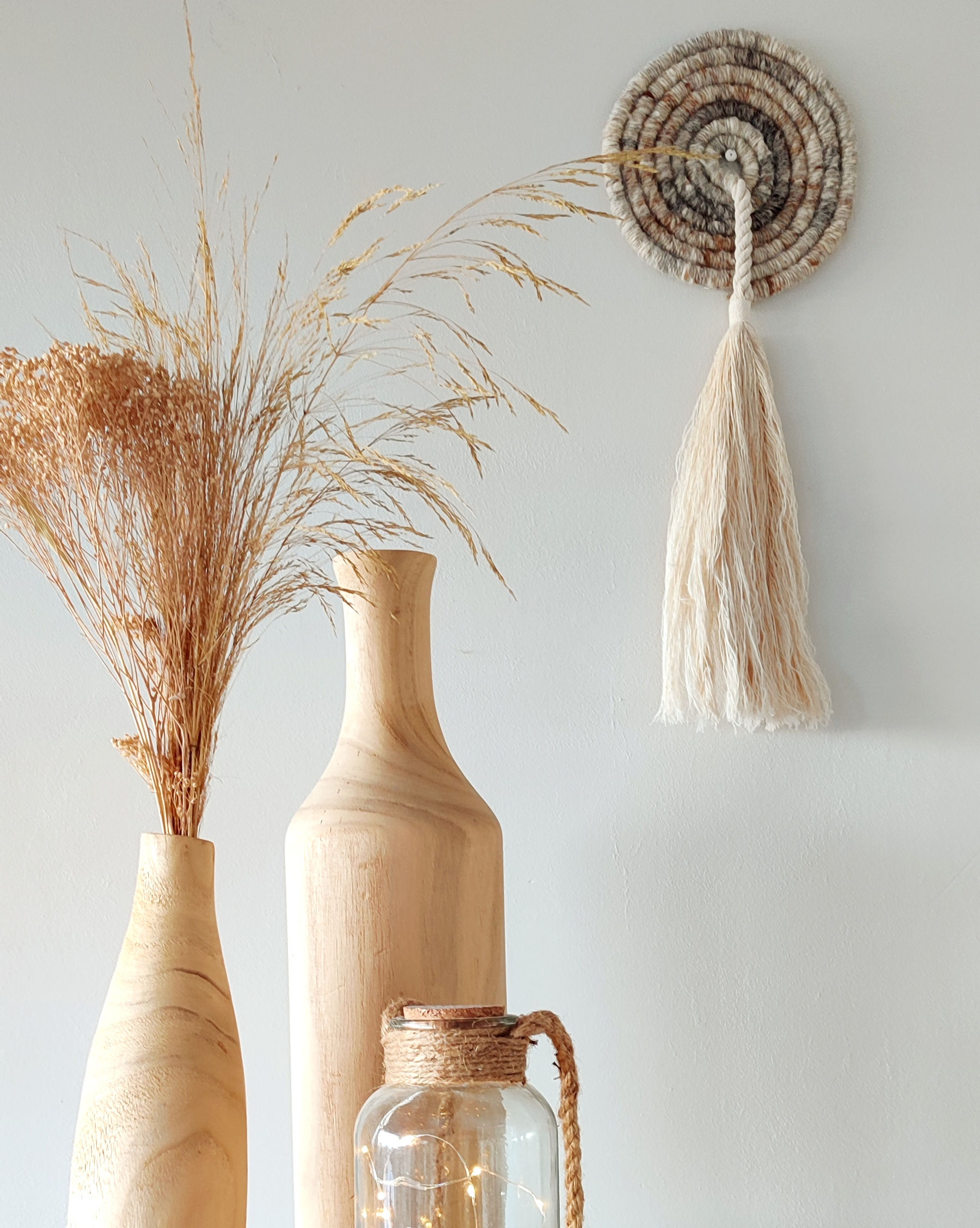 Décoration murale spirale beige.