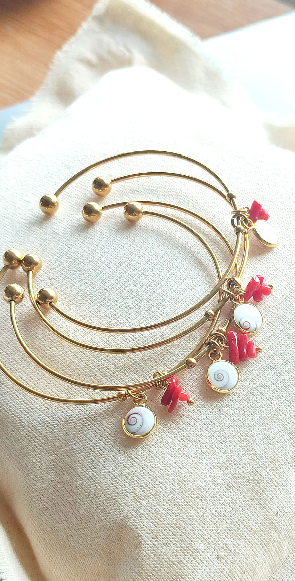 Miniature : Bracelet jonc œil de Ste Lucie et corail.