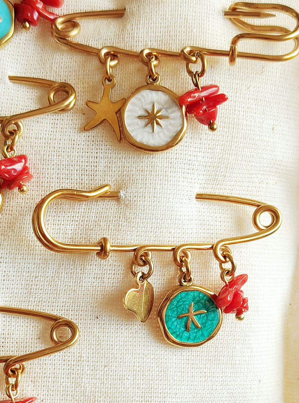 Miniature : Broche dorée Pop et son corail.