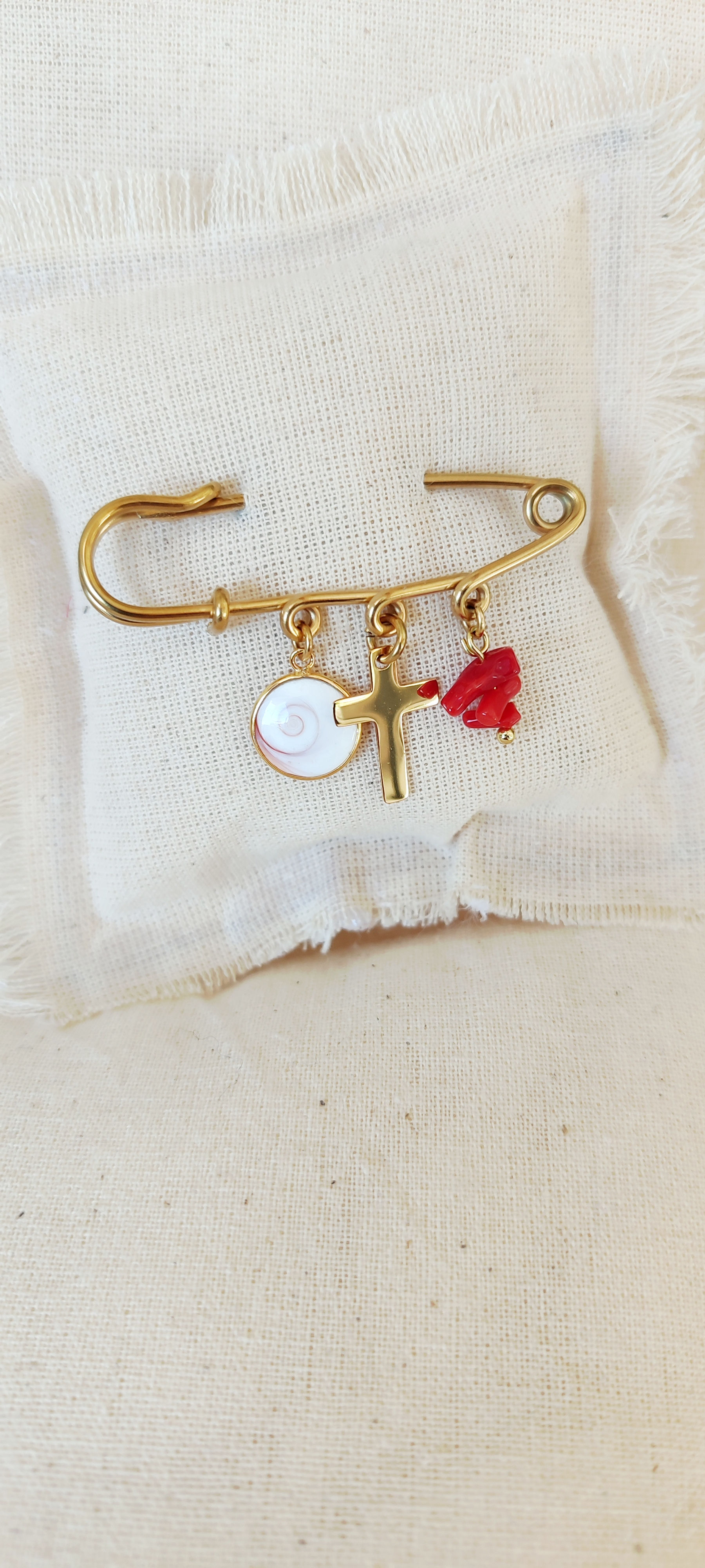 Broche porte-bonheur et protection corse.