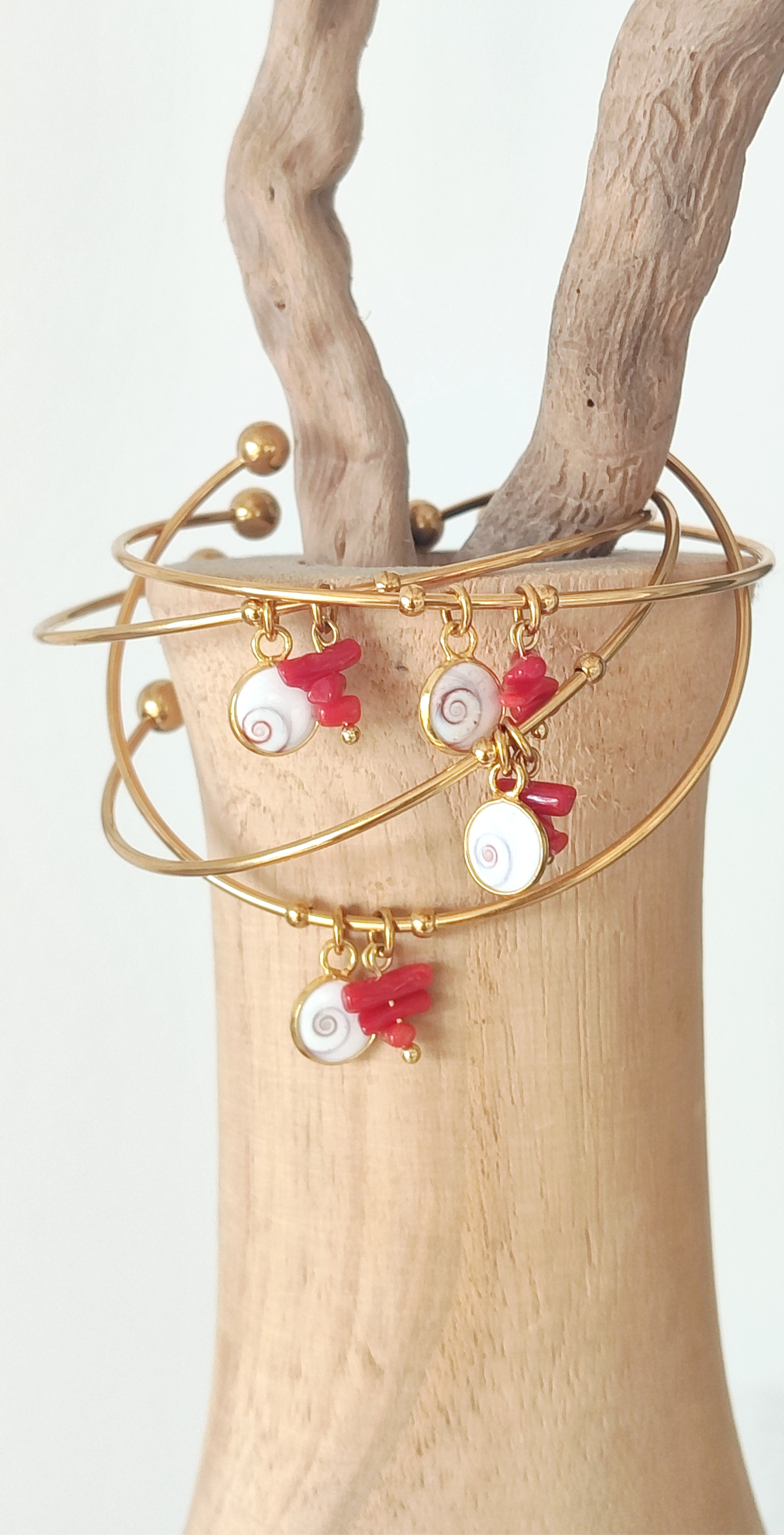 Bracelet jonc œil de Ste Lucie et corail.