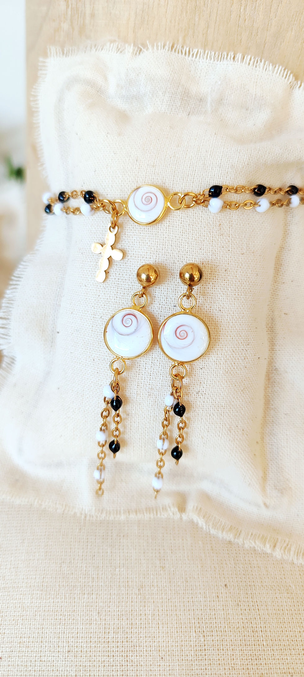 Miniature : Boucles d'oreilles Œil de Ste Lucie dorées.