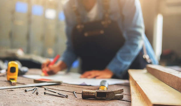 carpenter-trabajando-maquinas-trabajar-m