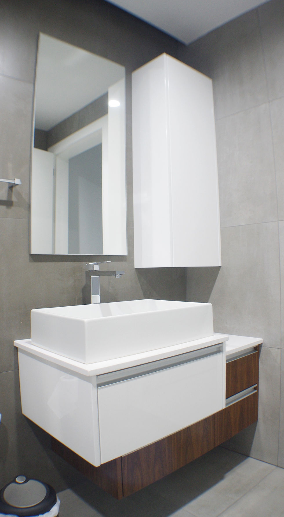 Κρεμαστό ερμαράκι και πάγκος νιπτήρα