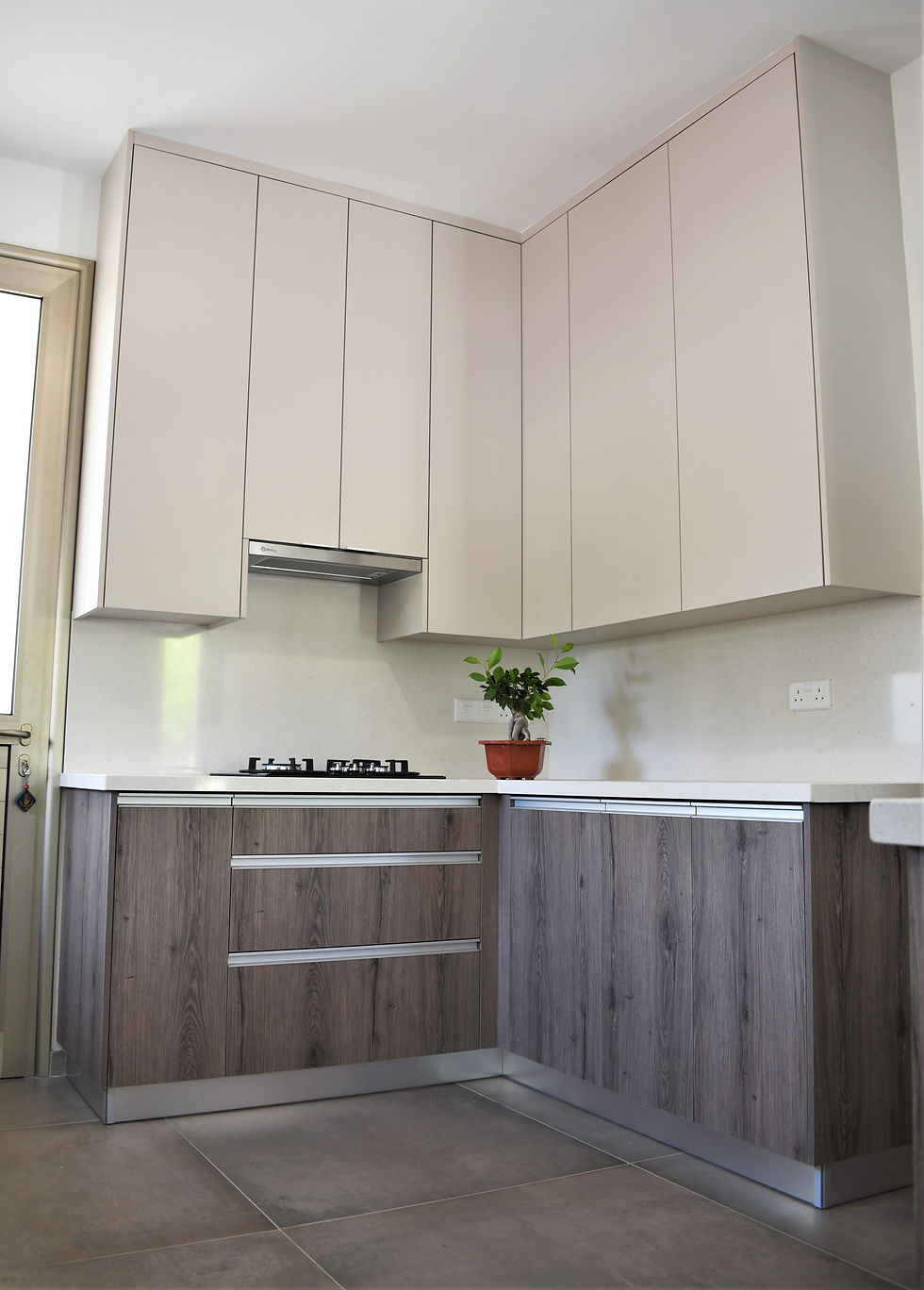 Κουζίνα με ΑΝΑΓΛΥΦΗ ΜΕΛΑΜΙΝΗ και ΛΑΚΑ ΜΠΕΖ.