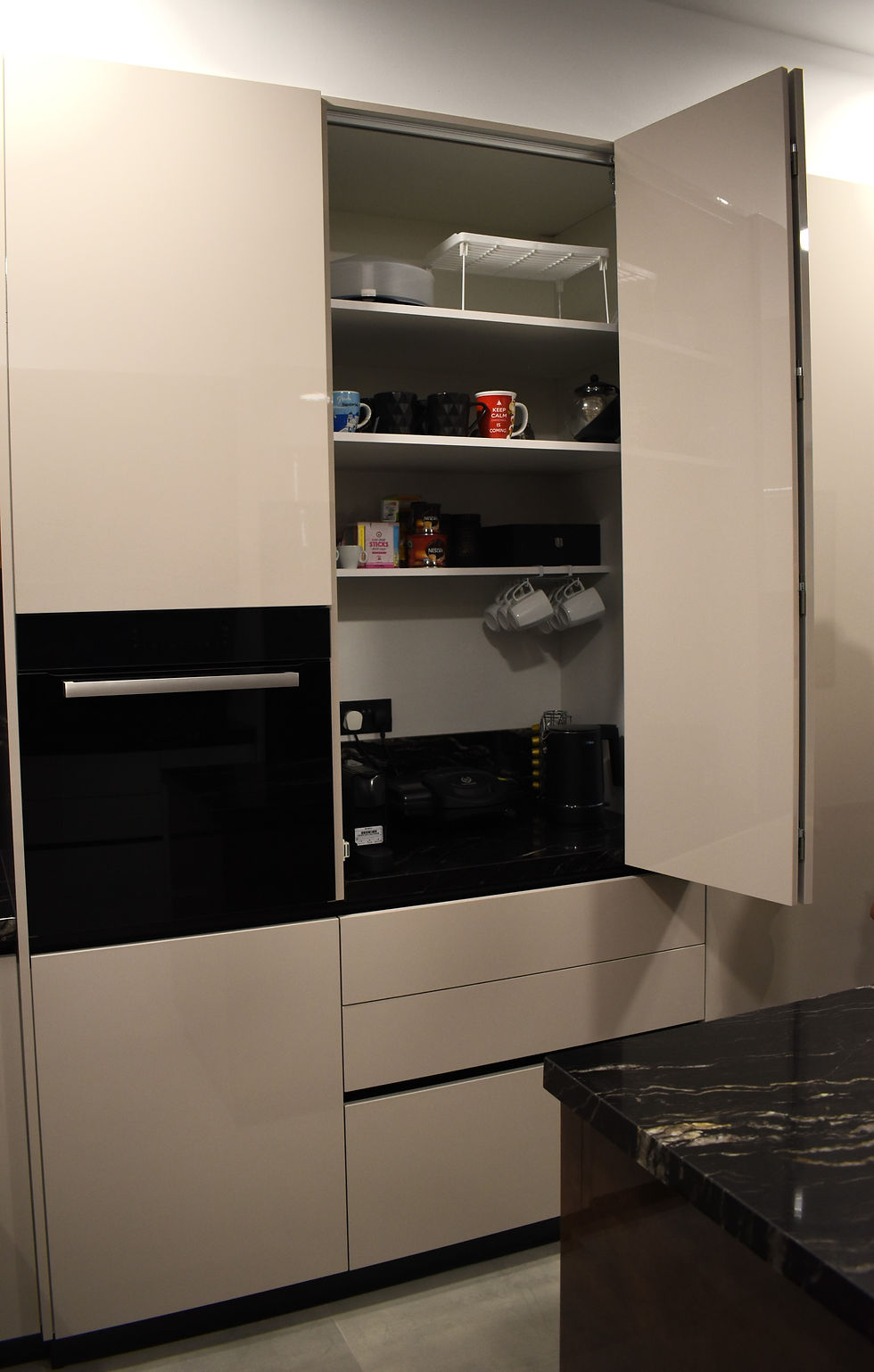 Κουζίνα με λάκα μπεζ και καφέ gloss