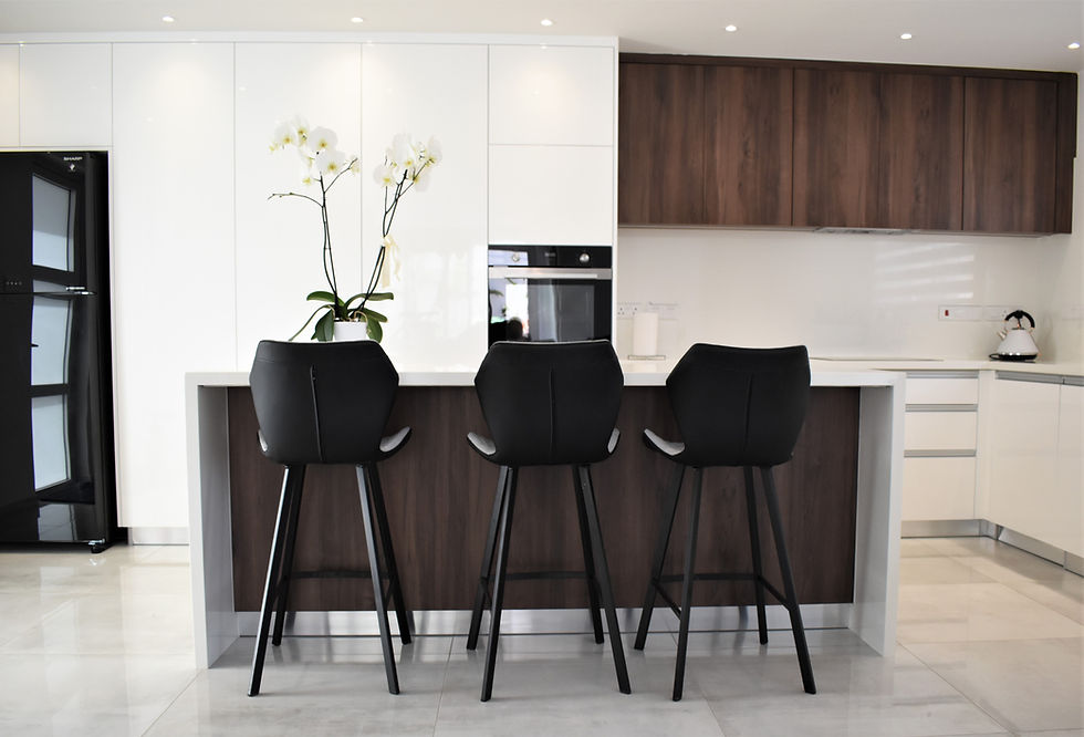 Κουζίνα με ΛΑΚΑ ΑΣΠΡΟ και ΑΝΑΓΛΥΦΗ ΜΕΛΑΜΙΝΗ.