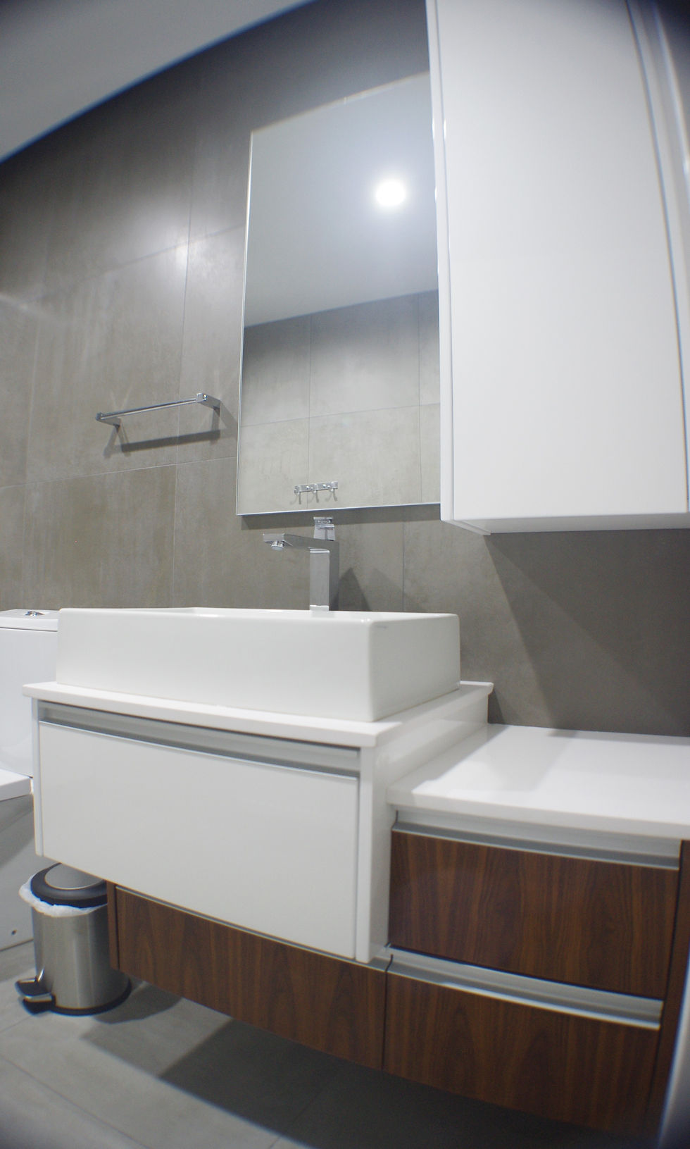 Κρεμαστό ερμαράκι και πάγκος νιπτήρα