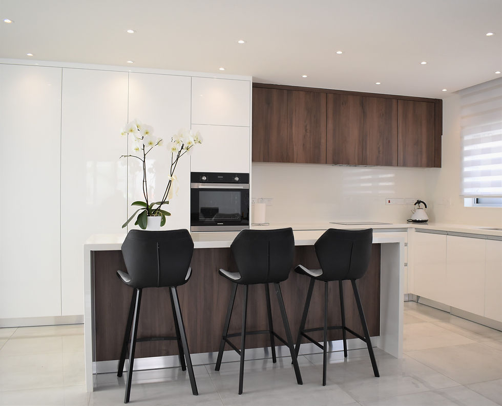 Κουζίνα με ΛΑΚΑ ΑΣΠΡΟ και ΑΝΑΓΛΥΦΗ ΜΕΛΑΜΙΝΗ..