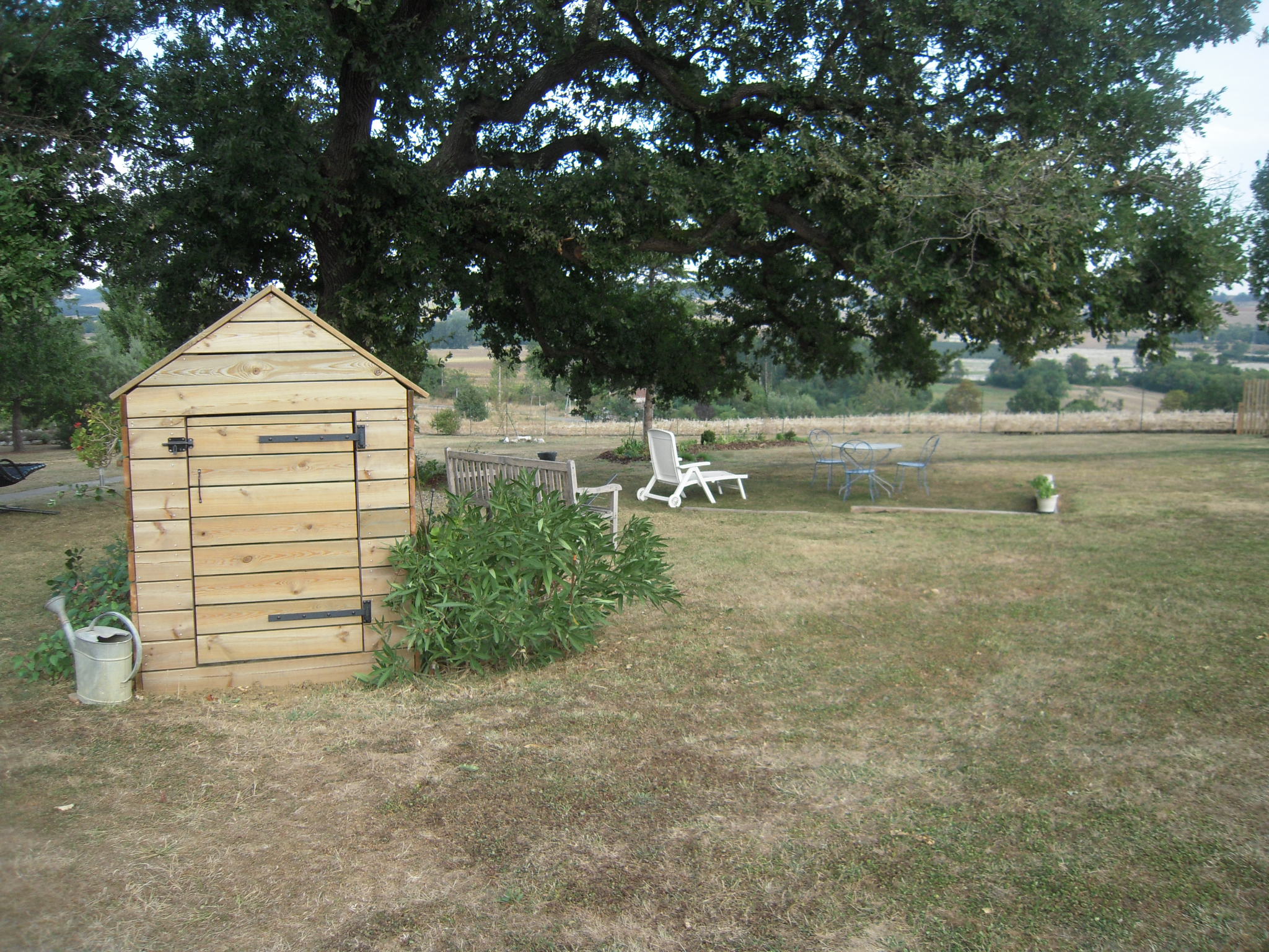 Abri piscine camouflé en cabane