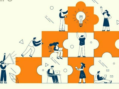 Equipe construindo um quebra-cabeça enquanto trabalham. Com a CNV para líderes, o líder guia a equipe neste trabalho.