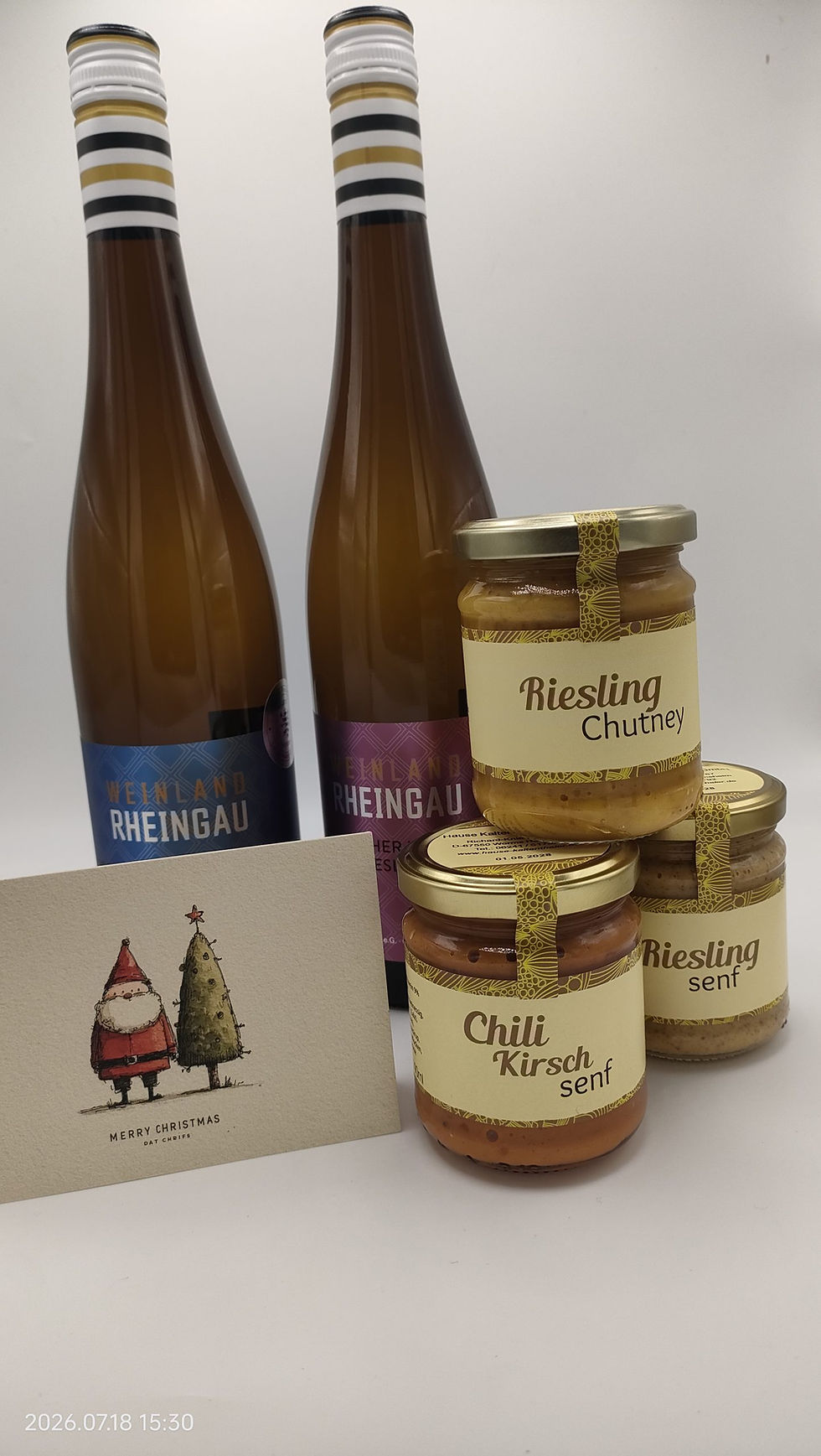 Geschenkpaket mit Wein, Senf und persönlicher Grußkarte