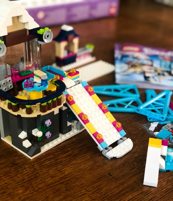 Fijian In the UK - LEGO Friends 41324 Snow Resort & Ski Lift set