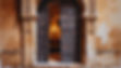 Peux-tu créer une esquisse type dessin à main levé, d'une porte d'entrée d'une maison d'hô